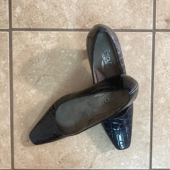 Women’s Aerosols size 6M dress heels; dark navy patent leather; 2 1/2” heels - Picture 1 of 10